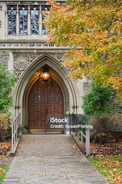 Hölzerne Tür Stockfoto und mehr Bilder von Campus - Campus, Tür, Alt