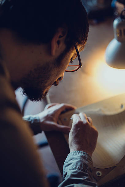 luthier hacer un violín - making craftsperson italian music musical instrument fotografías e imágenes de stock