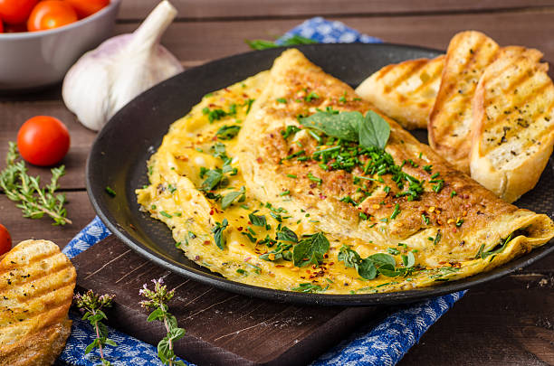 omelete de ervas com cebolinha e orégano - appetizer bread breakfast close up - fotografias e filmes do acervo