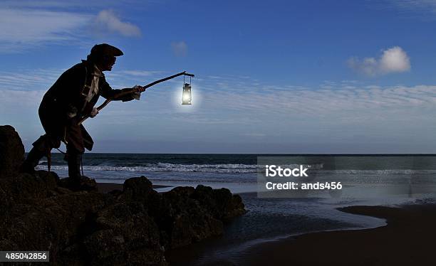 海賊ランタンの上に立つロックでビーチ - 1人のストックフォトや画像を多数ご用意 - 1人, 2015年, キャラクター