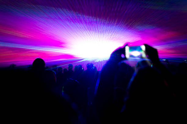 raggi laser show parte anteriore di uno smartphone riprese video - laser lasershow exhibition dancing foto e immagini stock