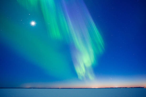 aurore boréale et de la lune - aurora borealis aurora polaris lapland finland photos et images de collection