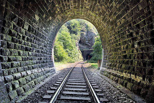 túnel de tren harmanec, eslovaquia - train tunnel fotografías e imágenes de stock