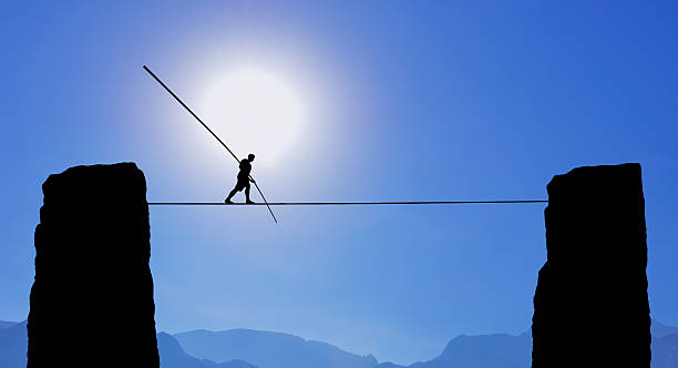 funambolo in equilibrio sulla corda - tightrope balance walking rope foto e immagini stock