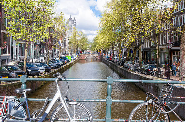 амстердам-канал с велосипедами на переносице. - europe sunlight river sun стоковые фото и изображения