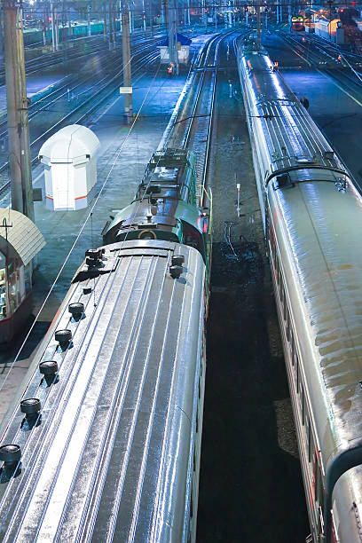 機関車と wagons で鉄道駅 - locomotive train night vertical ストックフォトと画像