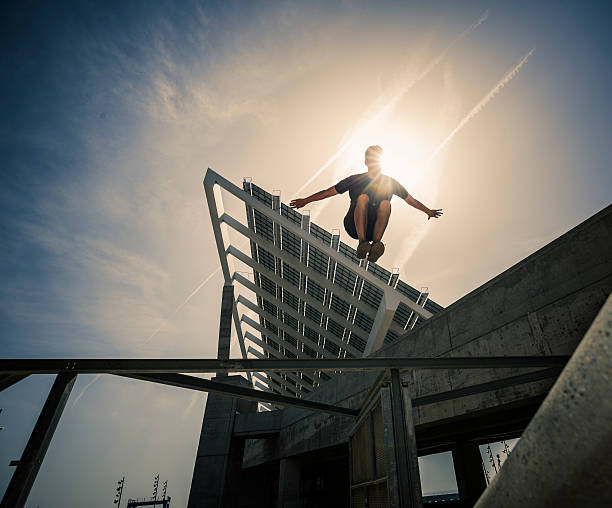 traceur parkour saut - parkour photos et images de collection