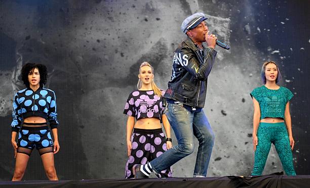 pharrell williams jouer à glastonbury 2015 - glastonbury festival photos et images de collection