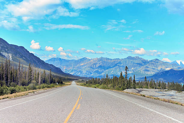 istock Alaska Canada Highway and the Kluane Mountains 485070986