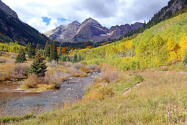 foliage "autunnale con alberi di aspen, maroon bells, colorado montagne rocciose - mountain mountain range colorado autumn foto e immagini stock