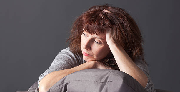 si è dimesso donna anziana malata di avere menopausa blues - senior women defeat headache pain foto e immagini stock