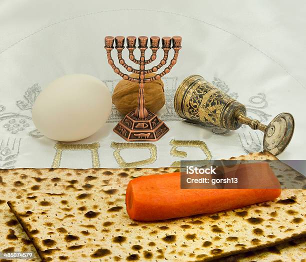 Atributos De Judeus Pesach Seder - Fotografias de stock e mais imagens de Alimentação Saudável - Alimentação Saudável, Branco, Candelabro Judeu