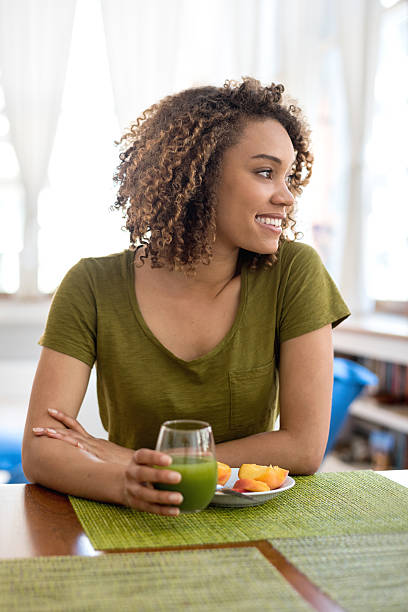 istock Woman having a green juice for breakfast 485076210