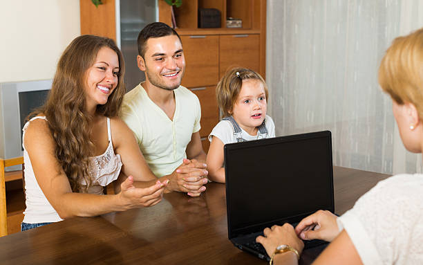 istock Banking assistant and satisfied family 485077922