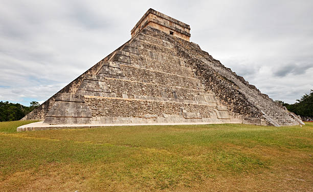 пирамида кукулькана, мексика - directly below low angle view stone staircase стоковые фото и изображения