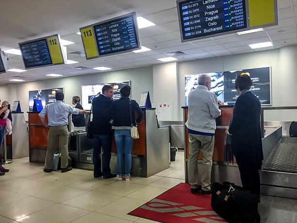 gäste müssen beim check-in für ihren flug, moscow sheremetyevo airport - mobilestock editorial russia airport stock-fotos und bilder