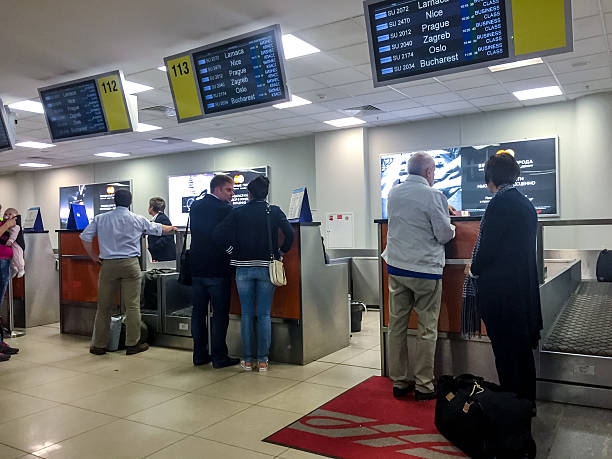 persone che effettuano il check-in per il volo, aeroporto di mosca sheremetyevo - mobilestock editorial russia airport foto e immagini stock