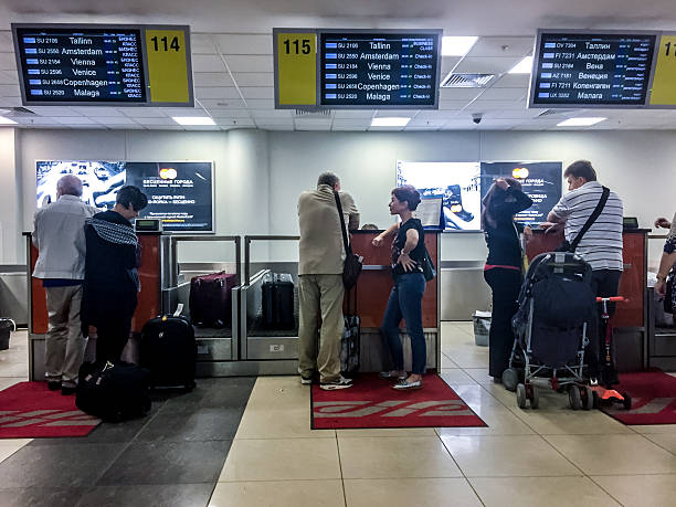 persone che effettuano il check-in per il volo, aeroporto di mosca sheremetyevo - mobilestock editorial russia airport foto e immagini stock