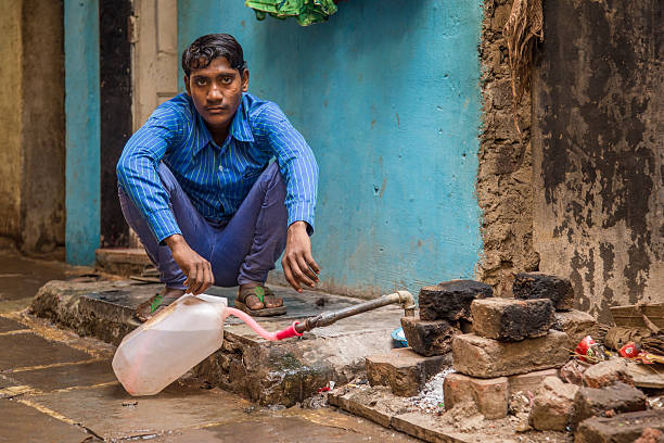 젊은 인도어 man 충전 물 병 - shoe men indian culture indian ethnicity 뉴스 사진 이미지