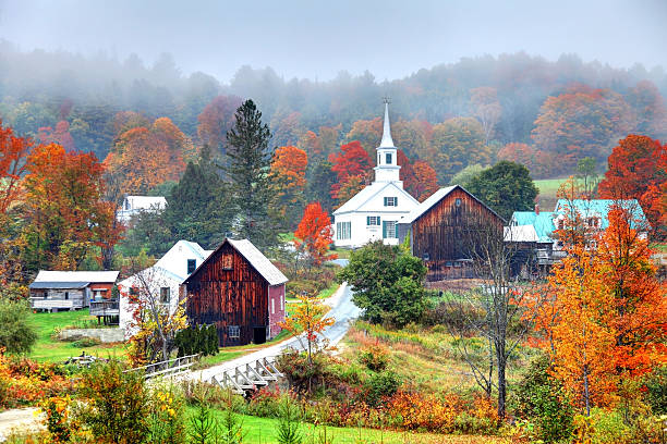 misty 紅葉バーモントの田園風景 - ニューイングランド ストックフォトと画像