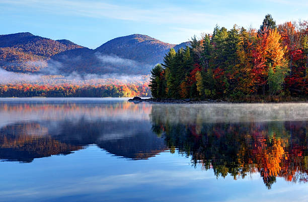 otoño reflejo en el pintoresco paisaje de vermont - appalachia mountains fotografías e imágenes de stock