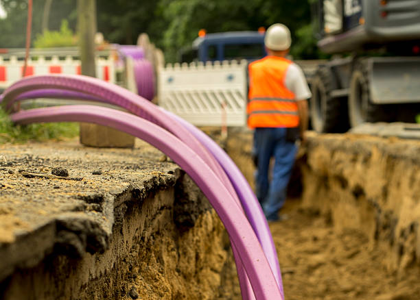 construcción de red de fibra de vidrio - fiber optical network fotografías e imágenes de stock