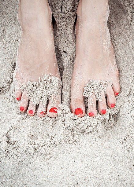 mujer pies en la arena de la playa - naked women human leg body fotografías e imágenes de stock