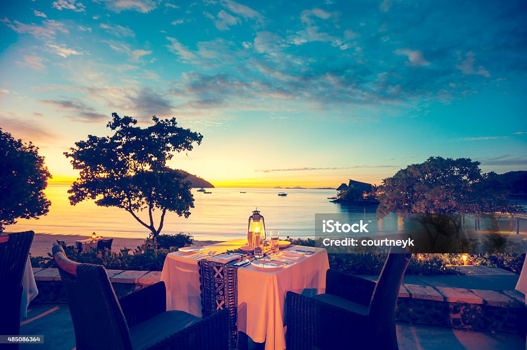 Restoran Tepi Laut Yang Romantis Saat Matahari Terbenam Foto Stok