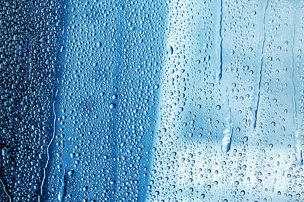 капли во�ды на стекло окна - wet dew drop steam стоковые фото и изображения