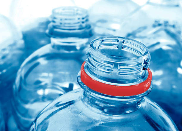 puste mokre plastikowe butelki wody - water bottle purified water water drink zdjęcia i obrazy z banku zdjęć