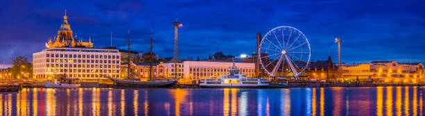 helsinki catedral de uspenski panorámica frente al mar, al puerto y ferris wheel finlandia - catedral de uspenski helsinki fotografías e imágenes de stock