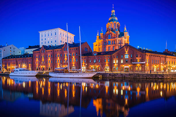 catedral de uspenski de helsinki que reflejan en iluminado tranquilo frente al mar de la marina de finlandia - catedral de uspenski helsinki fotografías e imágenes de stock