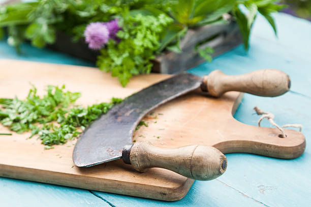 cabra com ervas sobre uma cutboard de madeira - rosemary chervil herb table - fotografias e filmes do acervo