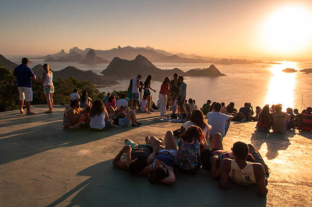 ludzie oglądać zachód słońca w rio de janeiro z niteroi - brazil silhouette sunset guanabara bay zdjęcia i obrazy z banku zdjęć