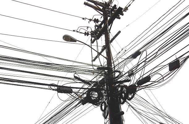 teléfono, energía eléctrica polos y cables - chaos cable messy electricity fotografías e imágenes de stock
