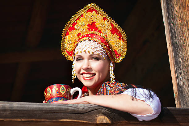 istock Russian girl in a kokoshnik 485111105