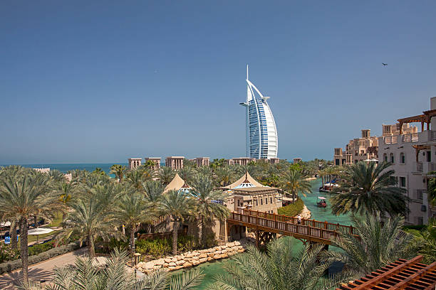 do madinat jumeirah com burj al arab hotel - madinat jumeirah hotel imagens e fotografias de stock