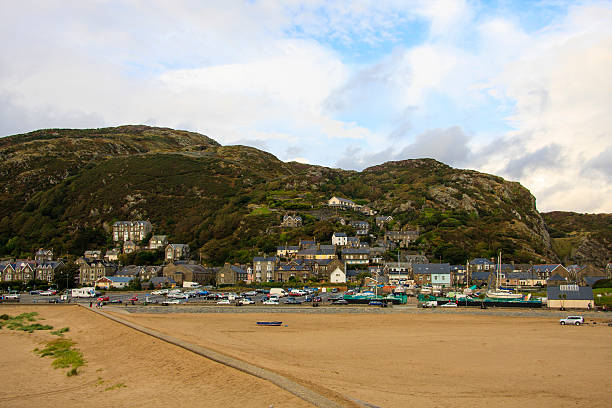 fairbourne ビーチ方向に barmouth グウィネズイギリス、ウェールズます。 - barmouth ストックフォトと画像