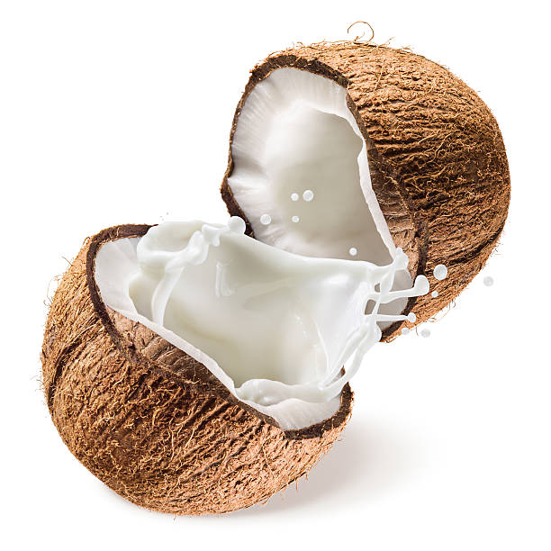 코코넛 반, 흰색 배경의 우유관 튀기다 - 코코넛 뉴스 사진 이미지