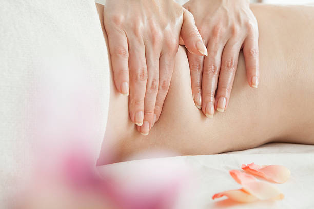 położenie dłoni i palce podczas masaż z kobieta ciało - massaging massage therapist rear view human hand zdjęcia i obrazy z banku zdjęć