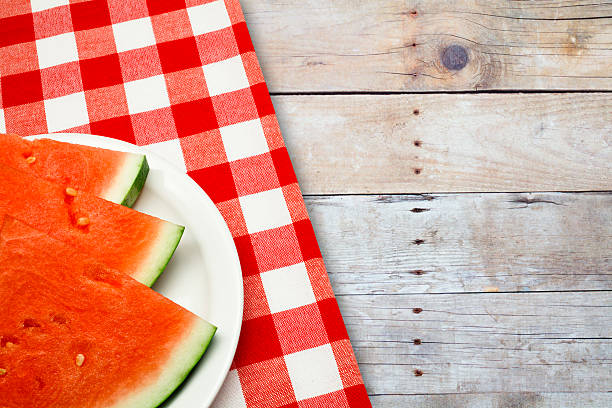 夏のピクニックにスイカのスライスプレート - picnic watermelon tablecloth picnic table ストックフォトと画像