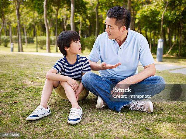 Asian Padre E Hijo Tener Una Conversación Foto de stock y más banco de imágenes de Diálogo - Diálogo, Hablar, Niño