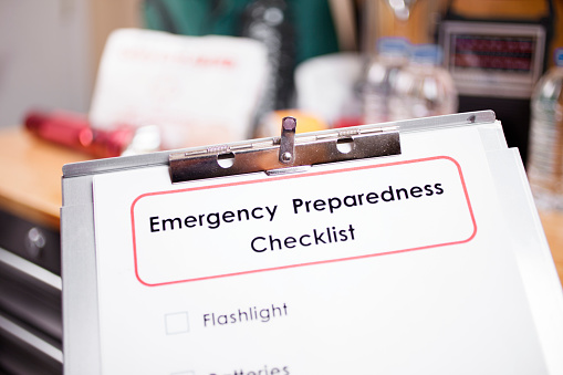 Lista de verificación de preparación de emergencia y catástrofe natural artículos de oficina. photo