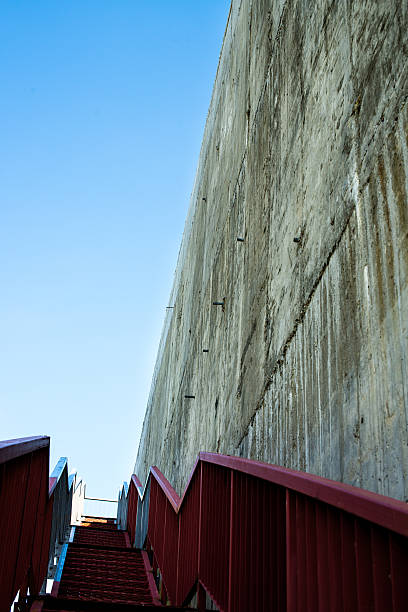 le scale di metallo sul muro di cemento grigio - concrete wall railing metal bannister foto e immagini stock
