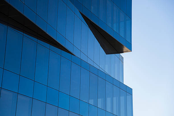 moderno edificio de oficinas - clear sky outdoors horizontal close up fotografías e imágenes de stock