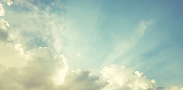 filtro: nizza vintage blu cielo nuvoloso con sole raggio con, - god spirituality sunbeam heaven foto e immagini stock