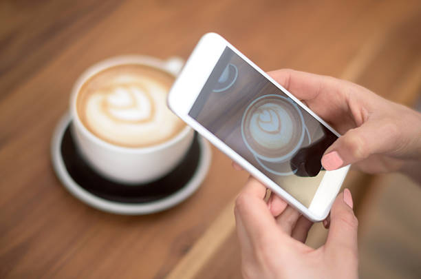 istock Using food app at a coffee shop 485143244