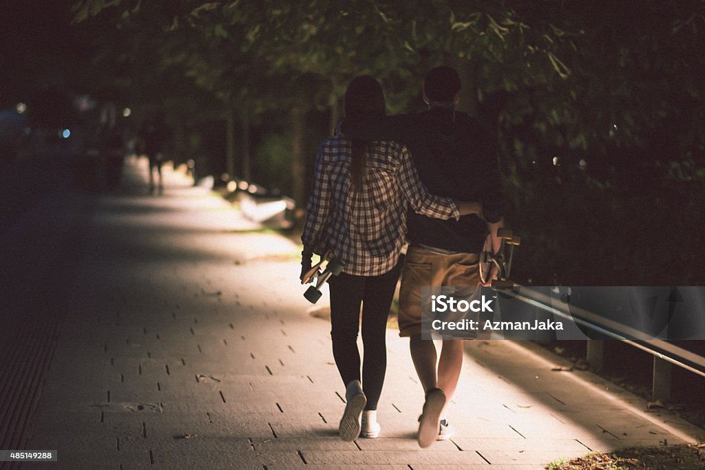Pareja Caminando En La Ciudad Y Agarrar De La Mano Foto de stock y más banco de imágenes de Noche - Noche, Andar, Agarrados de la mano - iStock Pareja Caminando En La Ciudad Y Agarrar De La Mano Foto de stock y más banco de imágenes de Noche - Noche, Andar, Agarrados de la mano - iStock