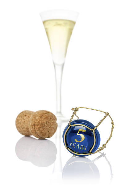 tappo di champagne con la frase 5 anni - champagne flute jubilee champagne wine foto e immagini stock