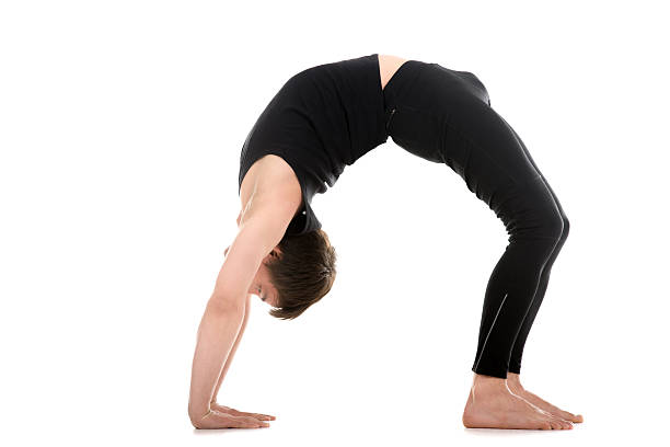 자세 urdva dhanurasana - yoga men bridge bending over backwards 뉴스 사진 이미지